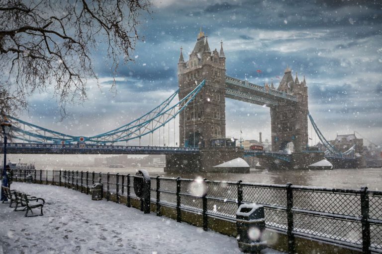 Die Tower Bridge in London bei Schneefall im Winter